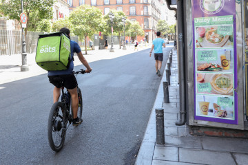 Archivo - Un repartidor de la empresa Uber Eats en bicicleta por una calle del centro de Madrid
