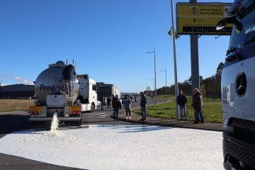 Ganaderos interceptan un camión en Teixeiro (A Coruña) y tiran leche procedente de Portugal