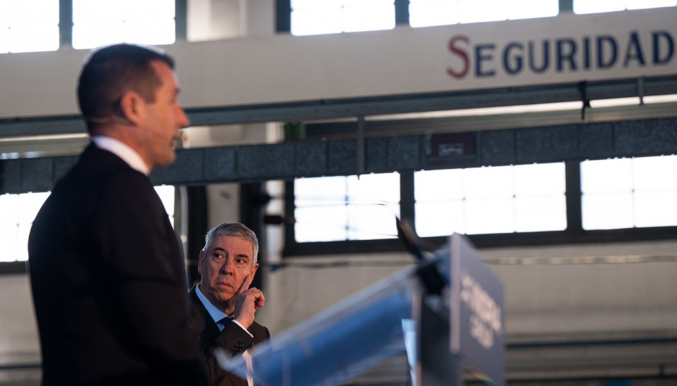 El CEO de Indra, José Vicente de los Mozos (d), durante el III Encuentro del Ecosistema de la Industria Nacional de Defensa centrado en el Corredor Norte, en la Fábrica de Armas de La Vega, a 17 de 