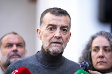 El coordinador federal de IU y candidato de Por Andalucía a la Presidencia de la Junta, Antonio Maíllo, durante reunión con representantes de la Red Andaluza de Lucha Contra la Pobreza y la Exclusi