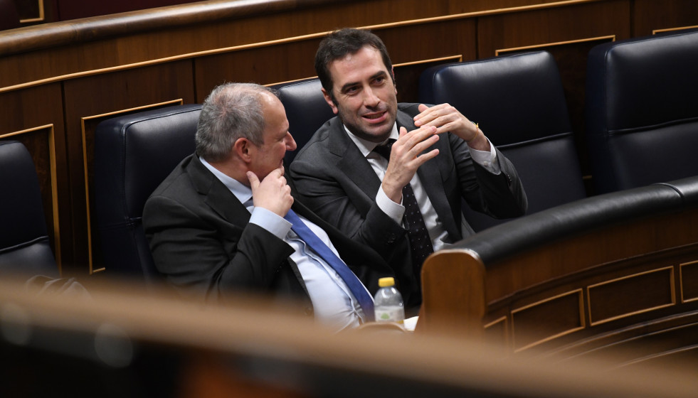 Archivo - El ministro de Industria y Turismo, Jordi Hereu (i), y el vicepresidente y ministro de Economía, Comercio y Empresa, Carlos Cuerpo (d), en una imagen de archivo en el Congreso de los Diputa