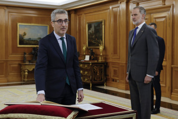 El ministro de Hacienda, Arcadi España (i), durante la jura de su cargo, ante el Rey Felipe VI (D), en el Palacio de La Zarzuela, a 27 de marzo de 2026, en Madrid (España). Sánchez anunciaba ayer q