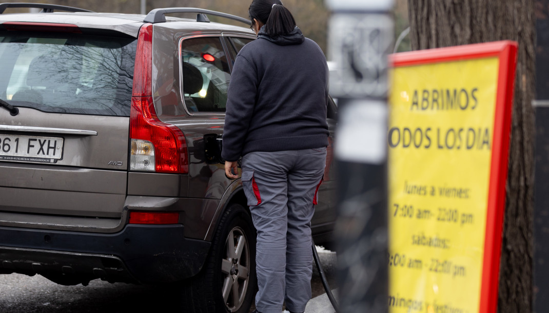 Archivo - Una persona reposta en una gasolinera, a 2 de enero de 2024, en Madrid (España)