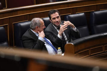Archivo - El ministro de Industria y Turismo, Jordi Hereu (i), y el vicepresidente y ministro de Economía, Comercio y Empresa, Carlos Cuerpo (d), en una imagen de archivo en el Congreso de los Diputa