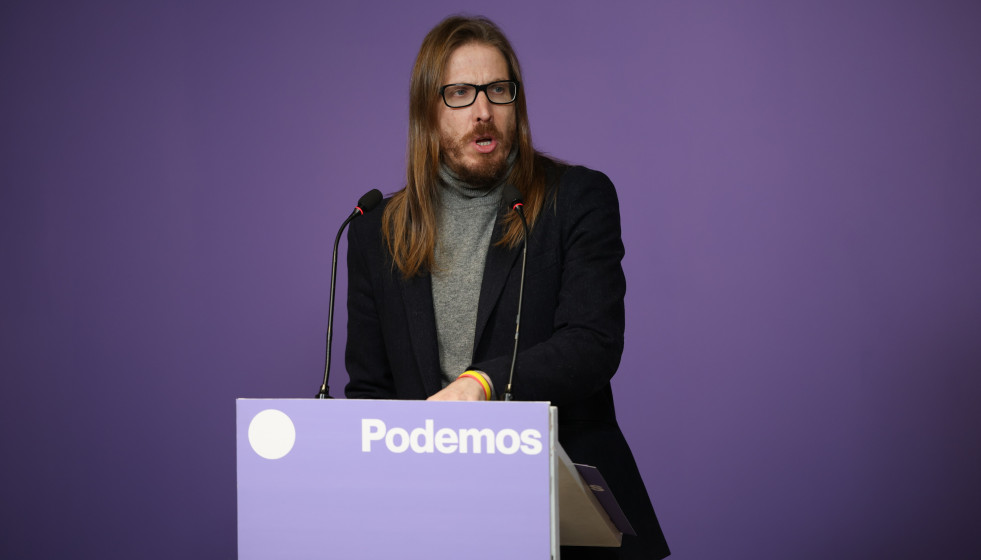 Archivo - El secretario de organización y portavoz de Podemos, Pablo Fernández, ofrece una rueda de prensa en la sede de Podemos, a 9 de febrero de 2026, en Madrid (España).
