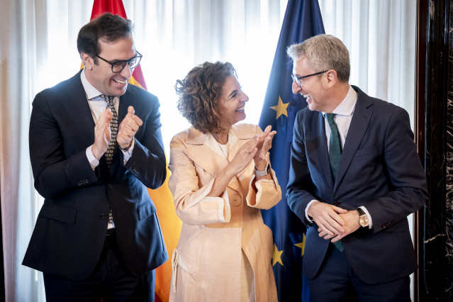 El vicepresidente primero y ministro de Economía, Carlos Cuerpo (i), la secretaria general del PSOE-A y candidata a la Junta de Andalucía, María Jesús Montero (c), y el ministro de Hacienda, Arcadi España (d), durante el acto de traspaso de carteras
