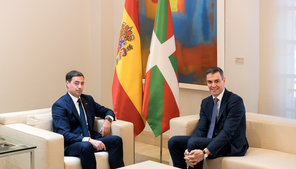 El presidente del Gobierno, Pedro Sánchez (d), recibe al lehendakari, Imanol Pradales (i), en el Palacio de la Moncloa, a 27 de marzo de 2026, en Madrid