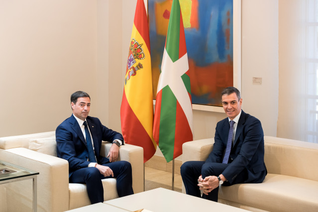 El presidente del Gobierno, Pedro Sánchez (d), recibe al lehendakari, Imanol Pradales (i), en el Palacio de la Moncloa, a 27 de marzo de 2026, en Madrid