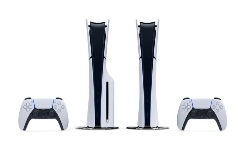 Archivo - PS5 y mandos DualSense.