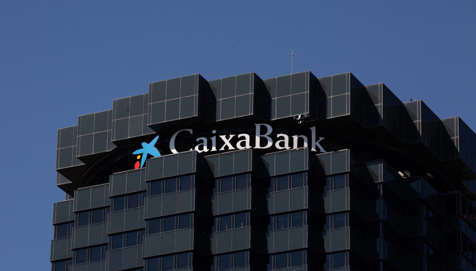 Archivo - Fachada de la sede de CaixaBank en la Avenida Diagonal de Barcelona