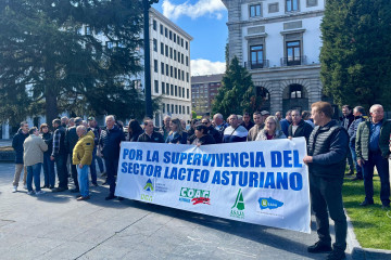 Protesta de Asaja, COAG, UCA y Usaga por el anuncio de la bajada de los precios de la leche. Frente a Delegación del Gobierno.