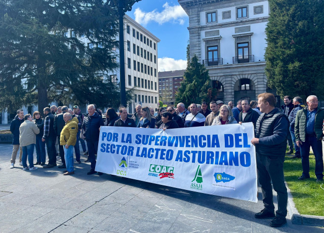 Protesta de Asaja, COAG, UCA y Usaga por el anuncio de la bajada de los precios de la leche. Frente a Delegación del Gobierno.