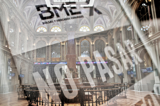 Archivo - Cartel de 'No pasar' en el interior de la Bolsa de Madrid (España), a 27 de julio de 2020.