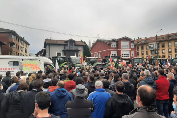 Archivo - Una concentración de ganaderos por el bajo precio de la leche.-ARCHIVO