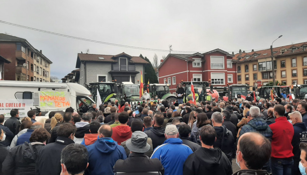 Archivo - Una concentración de ganaderos por el bajo precio de la leche.-ARCHIVO