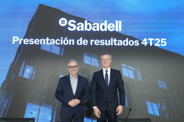 Archivo - El hasta ahora CEO del Banco Sabadell, César Gónzalez-Bueno (d), y su futuro sustituto en el cargo, Marc Armengol (i), durante una rueda de prensa para presentar los resultados de la entid