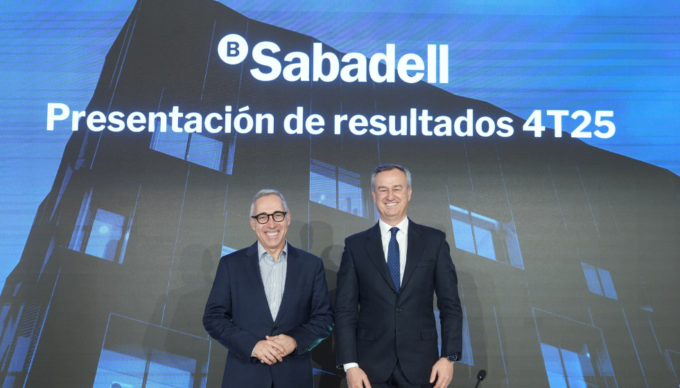 Archivo - El hasta ahora CEO del Banco Sabadell, César Gónzalez-Bueno (d), y su futuro sustituto en el cargo, Marc Armengol (i), durante una rueda de prensa para presentar los resultados de la entid