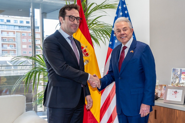 El vicepresidente primero del Gobierno y ministro de Economía, Comercio y Empresa, Carlos Cuerpo, ha mantenido su primera reunión con el embajador de Estados Unidos en España y Andorra, Benjamín León,.