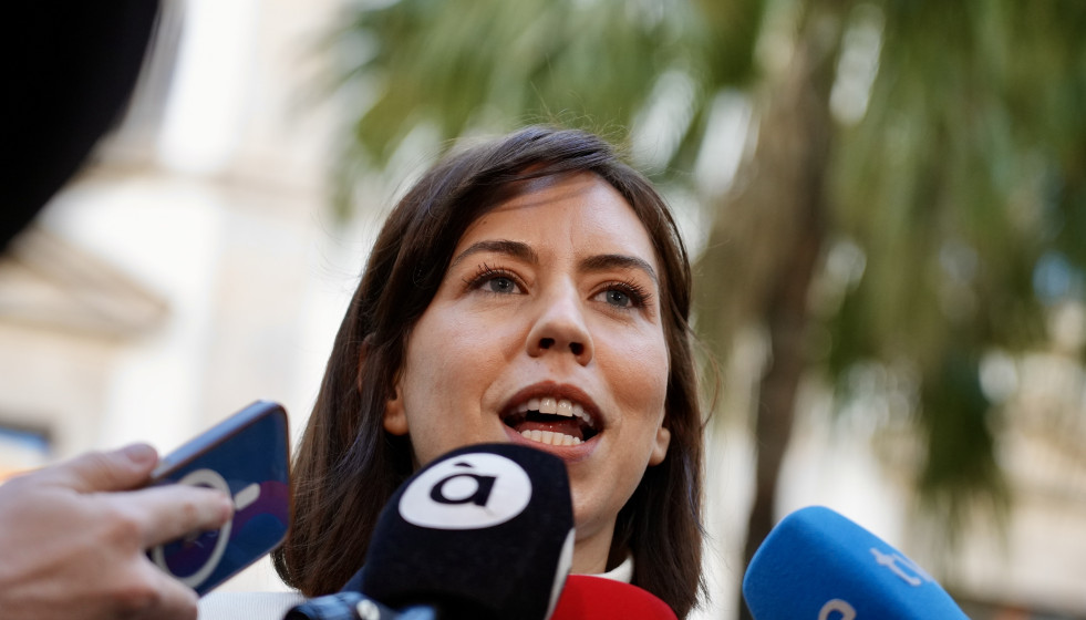 La ministra de Ciencia, Innovación y Universidades, Diana Morant, atiende a los medios de comunicación.