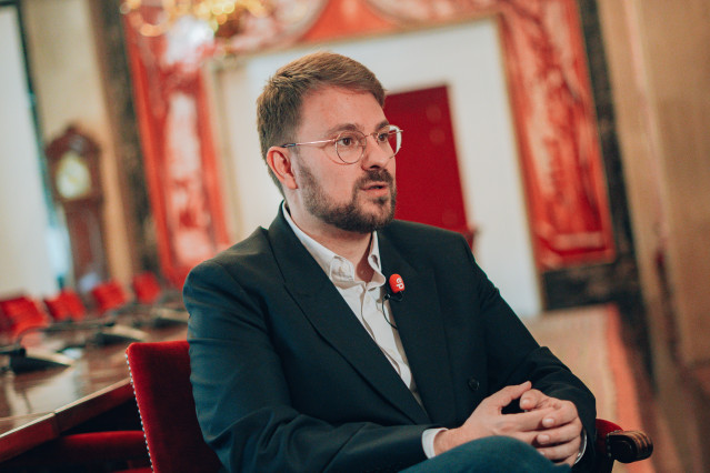 El diputado de Compromís y portavoz adjunto de Sumar en el Congreso, Alberto Ibáñez, interviene en una entrevista con Europa Press.