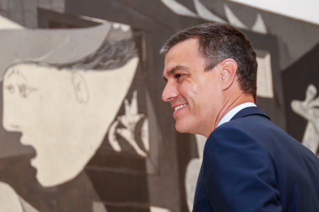 Archivo - El presidente del Gobierno, Pedro Sánchez, durante su visita al Museo Nacional Centro de Arte Reina Sofía, junto a la obra, el 'Guernica' de Pablo Picasso, en Madrid (España), a 8 de julio de 2020.