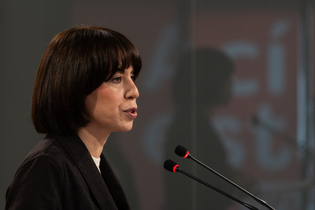 Archivo - La ministra de Ciencia, Innovación y Universidades y secretaria general del PSPV-PSOE, Diana Morant, atiende a los medios de comunicación en la sede del PSPV-PSOE.