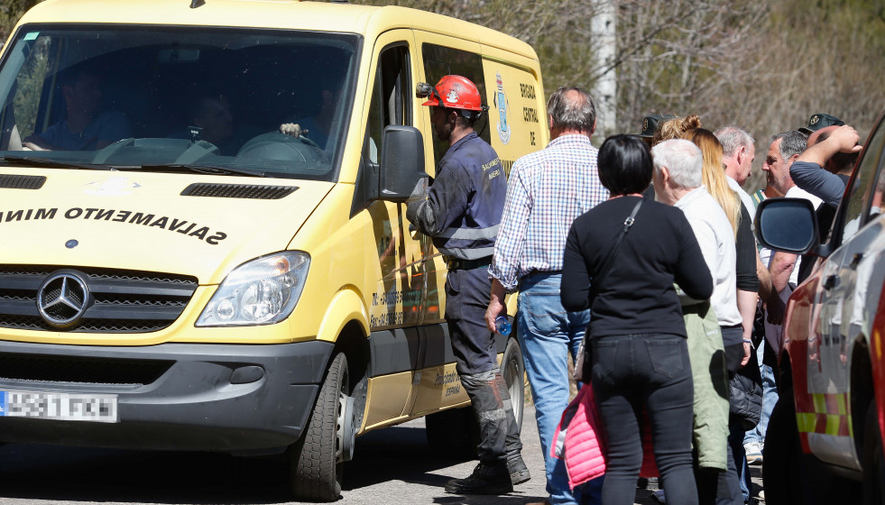 EuropaPress 6615170 efectivos emergencias labores busqueda victimas accidente mina cerredo 31