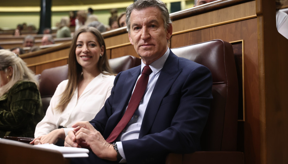 La portavoz del PP en el Congreso, Ester Muñoz y el presidente del Partido Popular, Alberto Núñez Feijóo, durante una sesión de control al Gobierno, en el Congreso