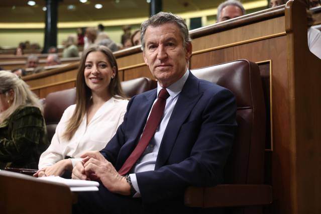 La portavoz del PP en el Congreso, Ester Muñoz y el presidente del Partido Popular, Alberto Núñez Feijóo, durante una sesión de control al Gobierno, en el Congreso