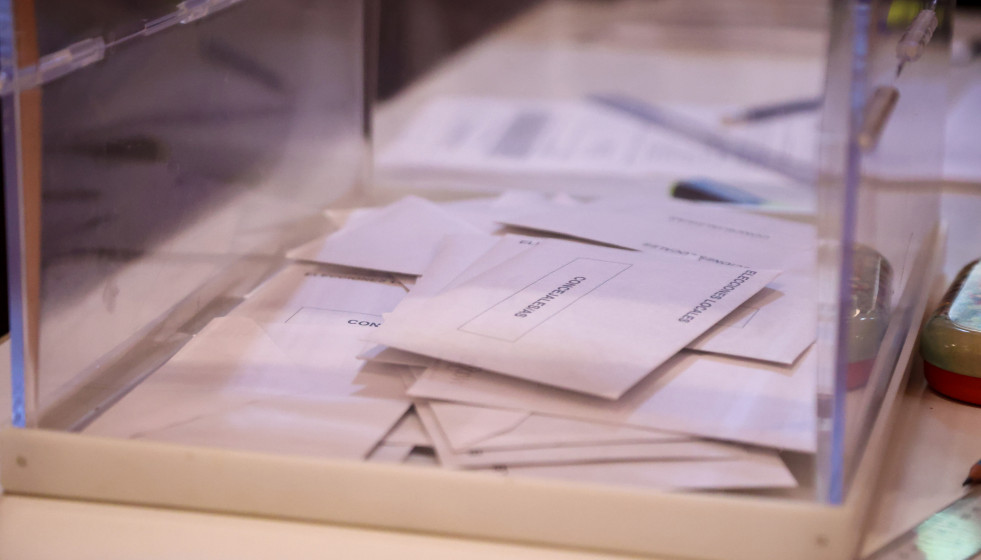 Archivo - Papeletas dentro de la urna de votaciones, a 28 de mayo de 2023, en Sevilla, (Andalucía, España).