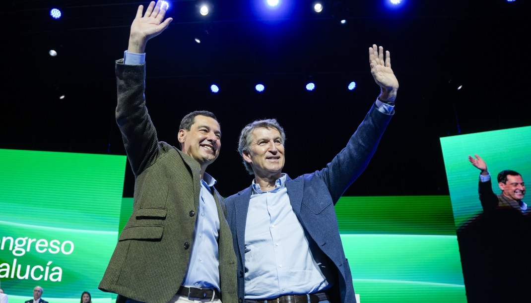 Archivo - El presidente del PP, Albero Nuñez Feijoo, junto a el presidente de la Junta de Andalucía, Juanma Moreno, durante el congreso del PP-A. A 9 de noviembre de 2025.