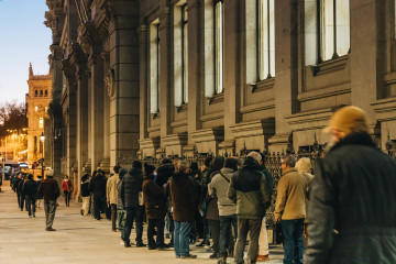 Archivo - Decenas de personas hacen cola para contratar Letras del Tesoro, en el Banco de España.