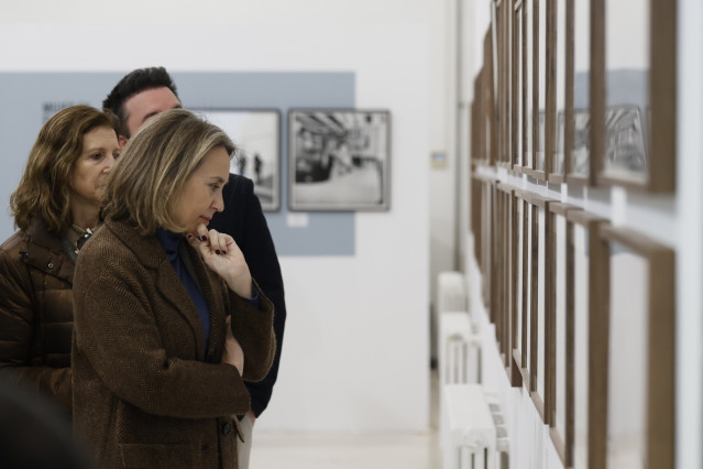 Cuca Gamarra durante su visita a la exposición 'Vida y sociedad en los archivos de los fotógrafos de Logroño'