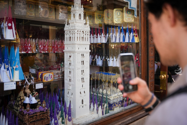 Escaparate cofrade de la confitería La Campana.