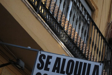 Archivo - Se alquila, cartel, alquiler
