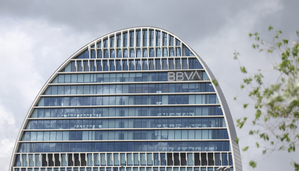Archivo - Edificio de la sede de BBVA en Madrid, conocido como ‘La Vela’, a 22 de abril de 2021, en Madrid (España).