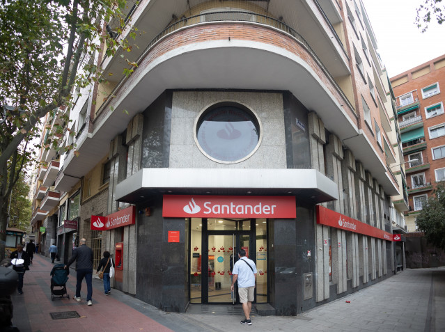 Archivo - Fachada de una sucursal del banco Santander, a 13 de octubre de 2025, en Madrid (España). Santander y el Instituto de Crédito Oficial (ICO) han financiado ya más de 500 viviendas de protección oficial (VPO) en alquiler social o a precio asequibl