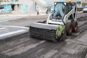 Archivo - Máquina lijadora preparando una calle para asfaltarla