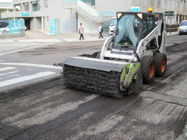 Archivo - Máquina lijadora preparando una calle para asfaltarla