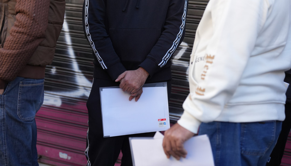 Archivo - Colas para acogerse al nuevo proceso de regularización de migrantes