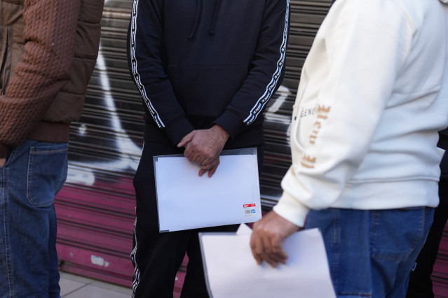 Archivo - Colas para acogerse al nuevo proceso de regularización de migrantes