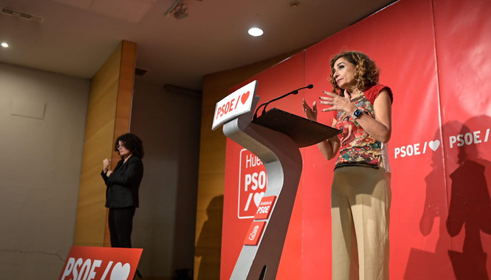 Archivo - La vicesecretaria general del PSOE y vicepresidenta del Gobierno, María Jesús Montero (d), durante su intervención en el acto. A 19 de mayo de 2023, en Huelva (Andalucía, España).