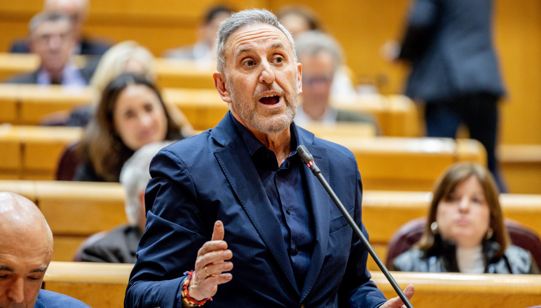 El senador del PSOE Alfonso Gil interviene durante una sesión de control al Gobierno en el Senado, a 3 de marzo de 2026, en Madrid (España). La sesión está centrada en la financiación exterior, m