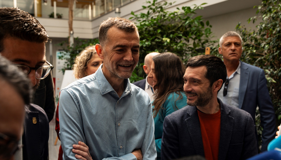 El ministro de Derechos Sociales, Consumo y Agenda 2030, Pablo Bustinduy, y el candidato de Por Andalucía a la Presidencia de la Junta, Antonio Maíllo, durante un encuentro con alcaldes, a 26 de mar