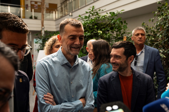 El ministro de Derechos Sociales, Consumo y Agenda 2030, Pablo Bustinduy, y el candidato de Por Andalucía a la Presidencia de la Junta, Antonio Maíllo, durante un encuentro con alcaldes, a 26 de marzo de 2026 en Sevilla (Andalucía, España).