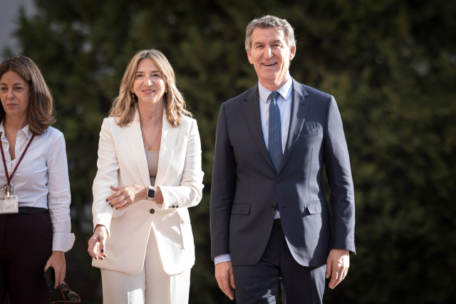 Archivo - La portavoz del PP en el Senado, Alicia García, y el presidente del Partido Popular, Alberto Núñez Feijóo, a su llegada al Senado.