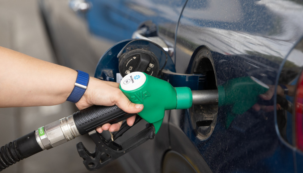 Repostaje en una gasolinera.