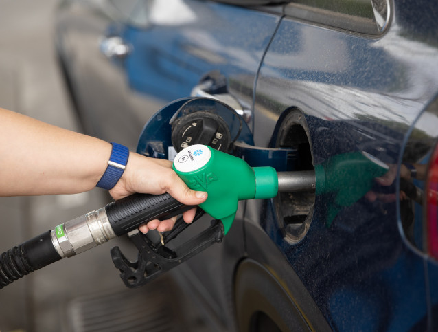 Repostaje en una gasolinera.