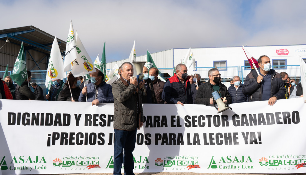 Archivo - Imagen de archivo del presidente de Asaja de Castilla y León, Donaciano Dujo, interviene con un megáfono durante una concentración para reclamar un precio justo de la leche.