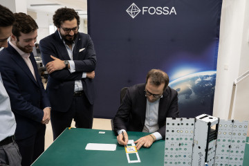 El vicepresidente primero del Gobierno, Carlos Cuerpo, durante la firma del satélite junto a los fundadores de Fossa, Vicente González y Julián Fernández.